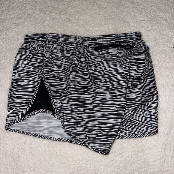 Nike Women’s Drifit Black White Zebra Striped Running Shorts Small EUC - Picture 3 of 5